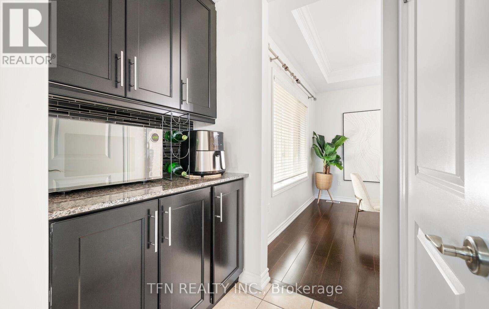 Photo 8 of 46 Lola Crescent, Brampton ON