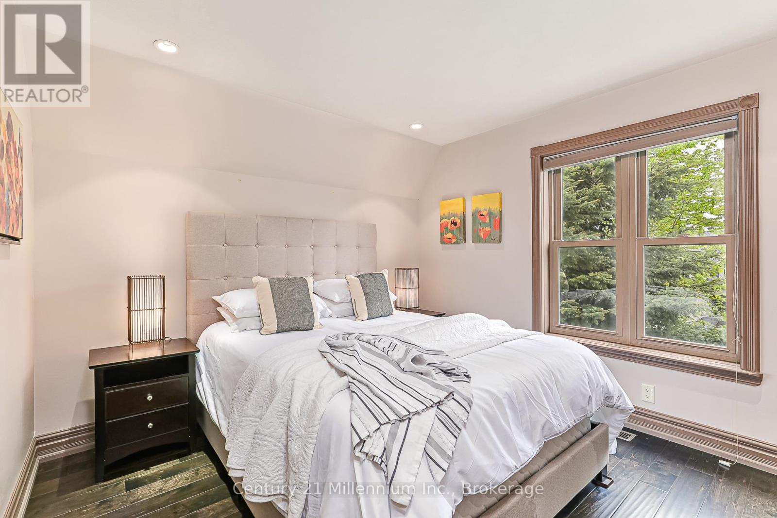 Photo 4 of 159 Snowbridge Way, Blue Mountains ON