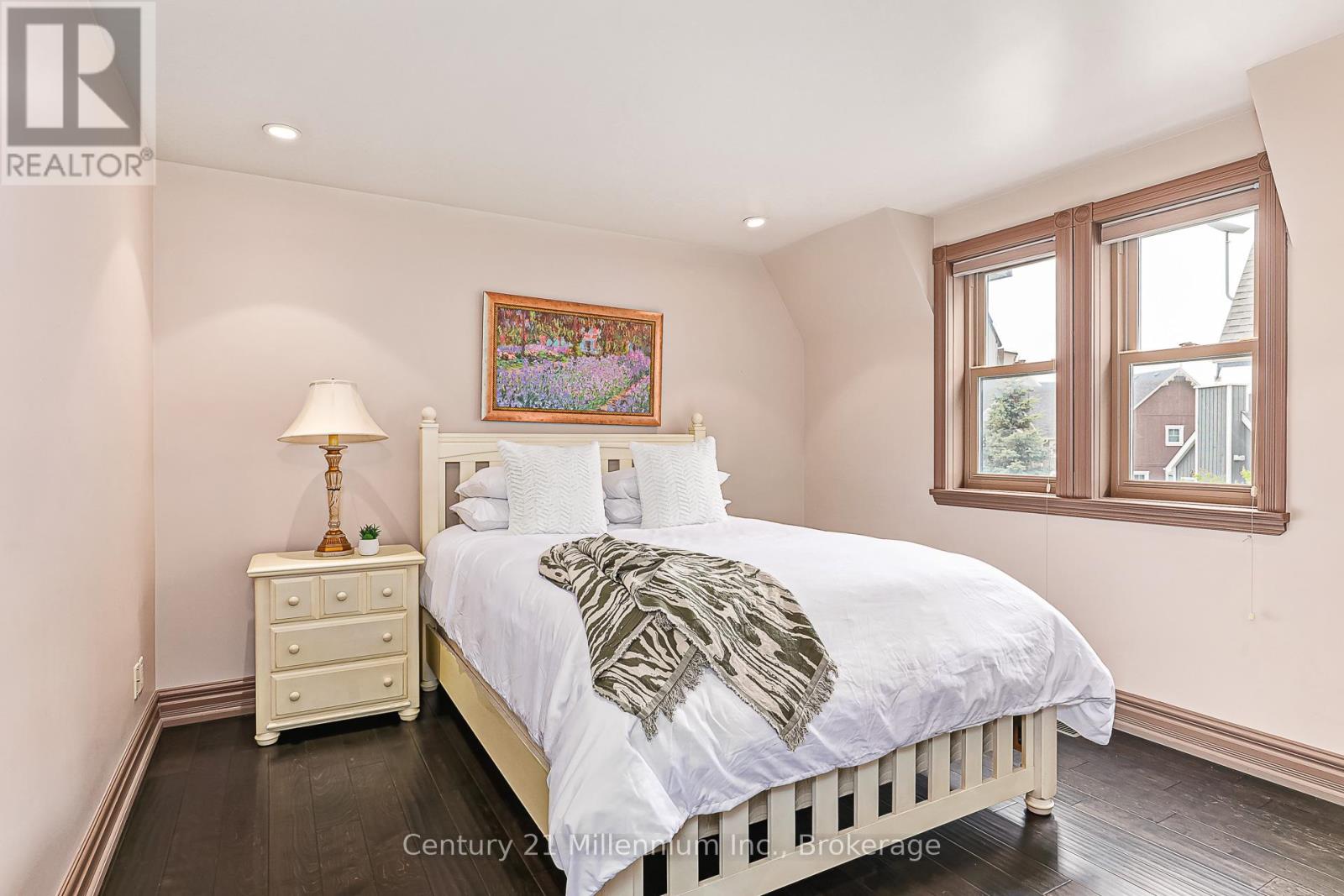 Photo 3 of 159 Snowbridge Way, Blue Mountains ON