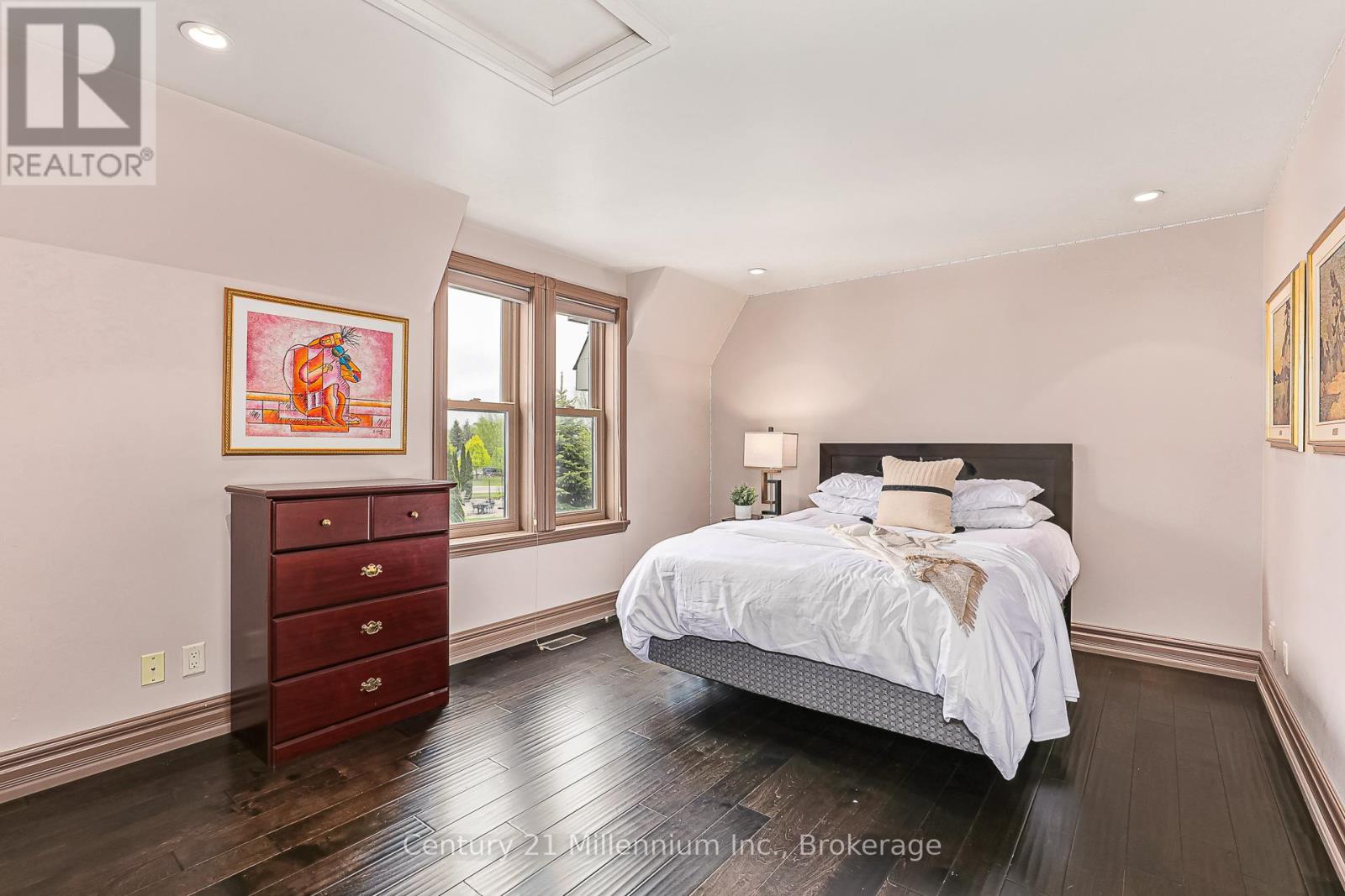 Photo 46 of 159 Snowbridge Way, Blue Mountains ON