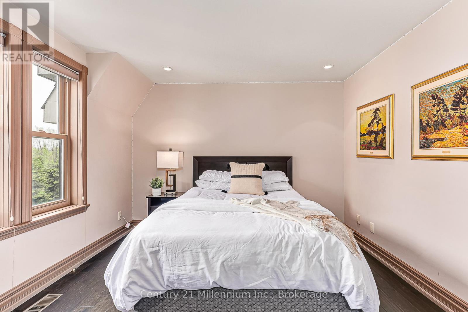 Photo 13 of 159 Snowbridge Way, Blue Mountains ON
