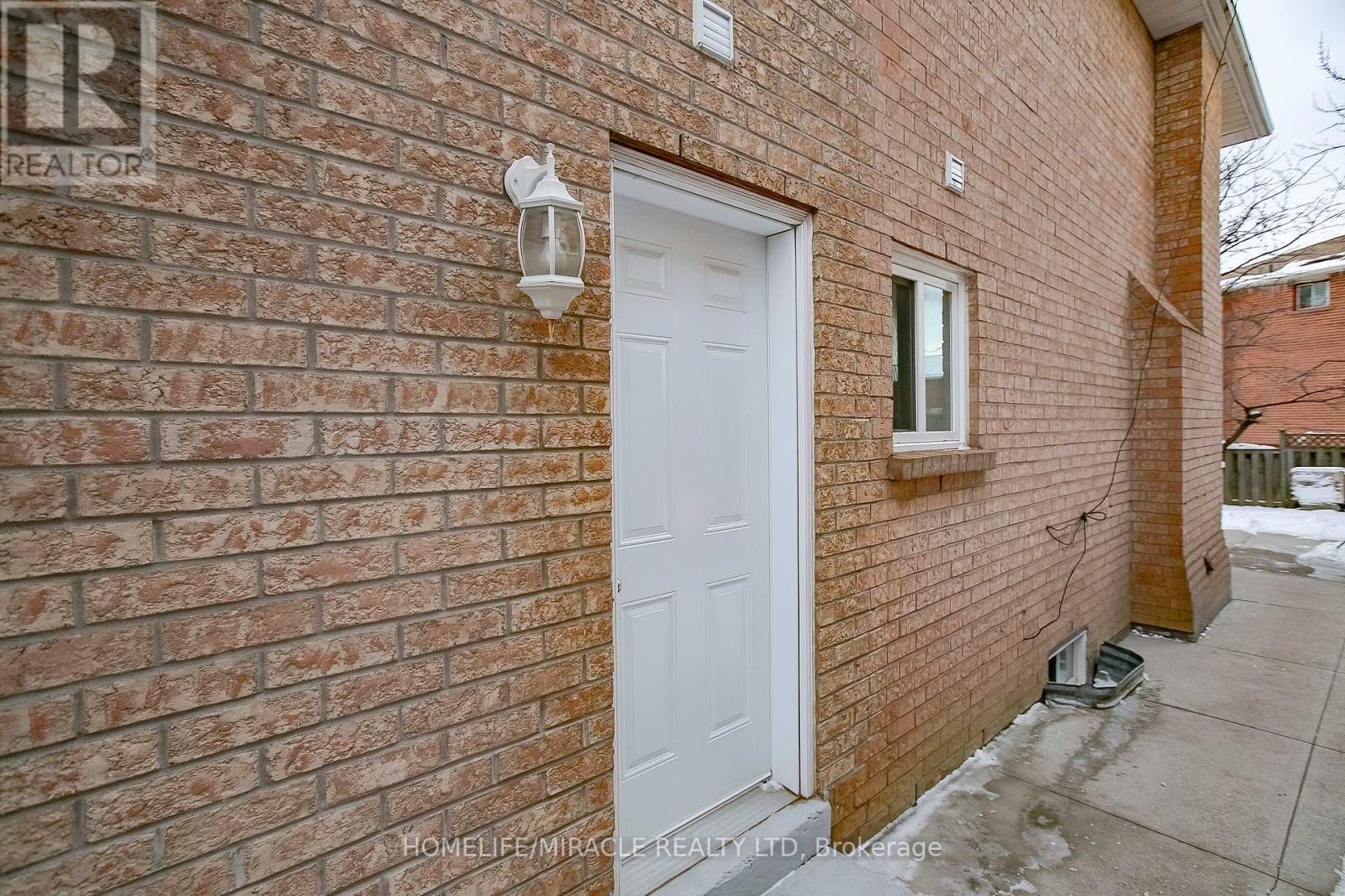 Photo 3 of 25 Oaklea Boulevard, Brampton ON