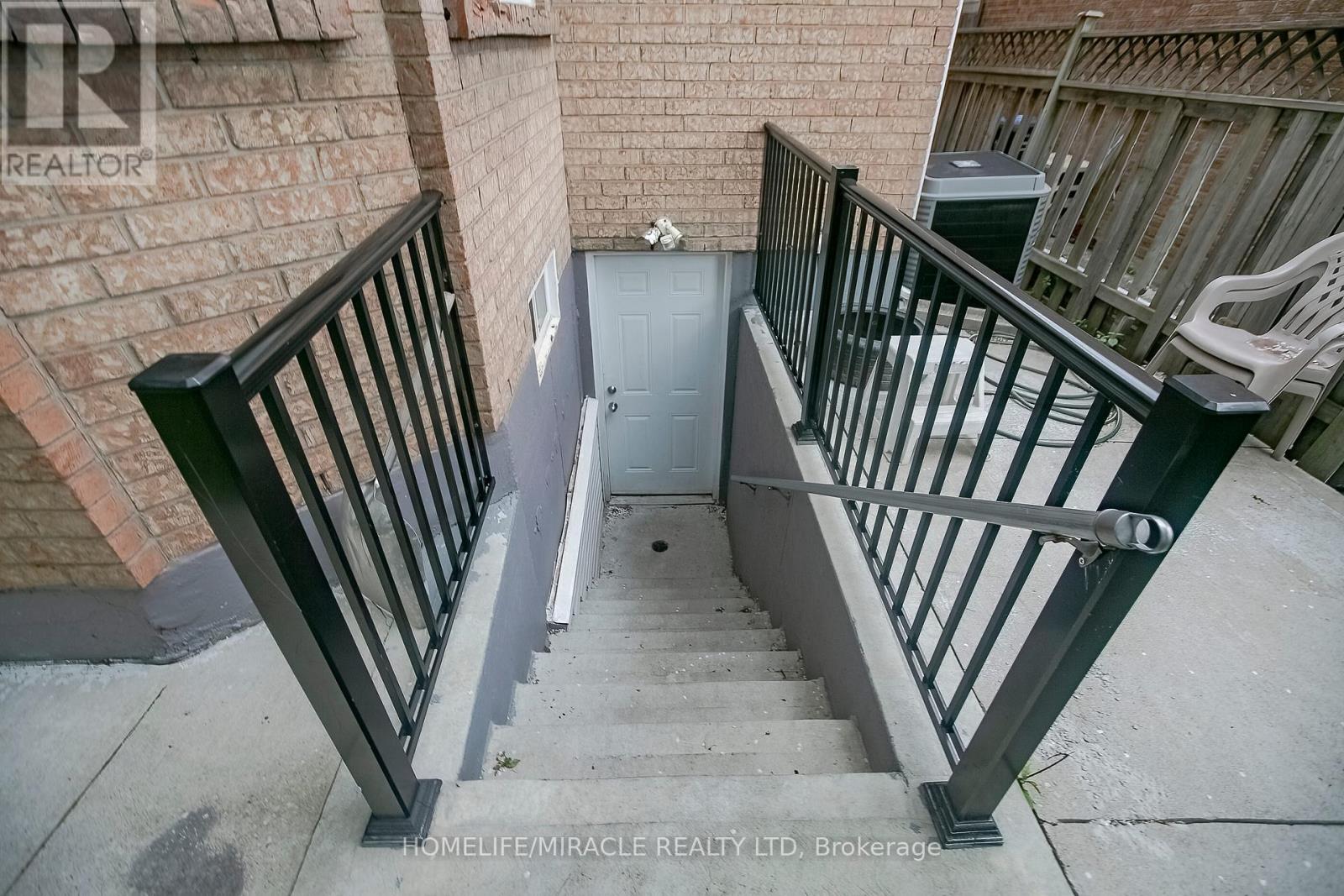 Photo 15 of 25 Oaklea Boulevard, Brampton ON