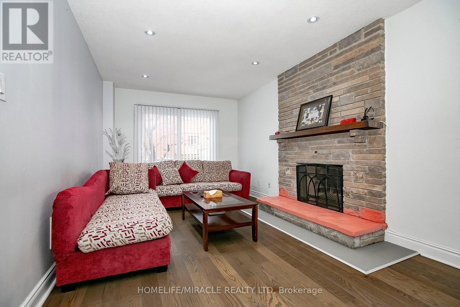 Photo 8 of 25 Oaklea Boulevard, Brampton ON