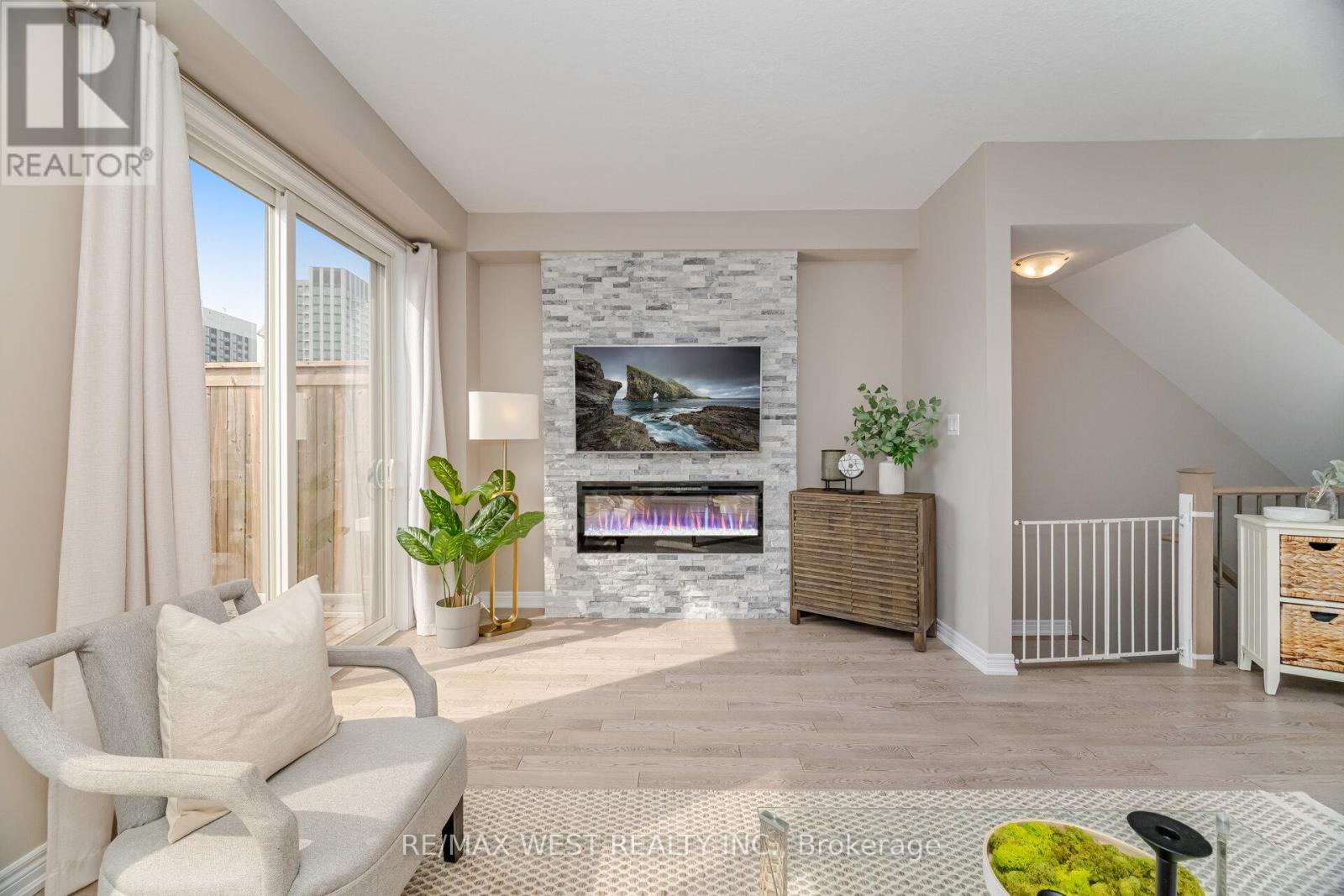 Photo 10 of 386 Belcourt Common, Oakville ON
