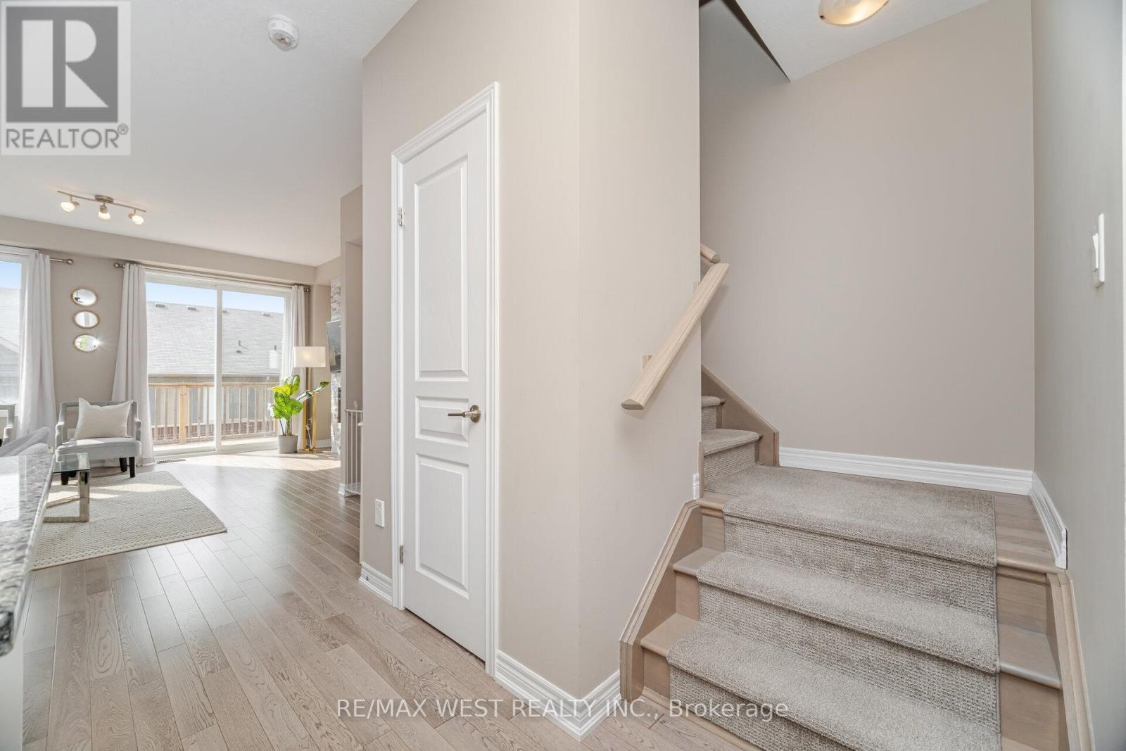 Photo 4 of 386 Belcourt Common, Oakville ON