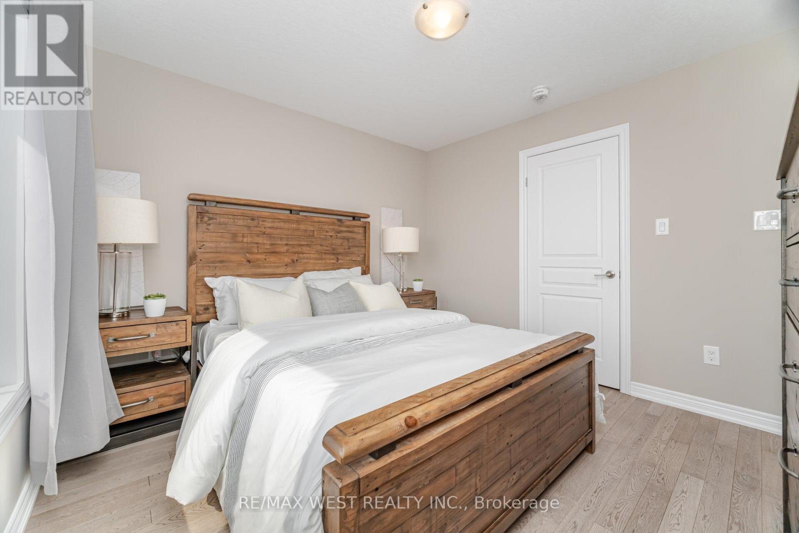 Photo 2 of 386 Belcourt Common, Oakville ON