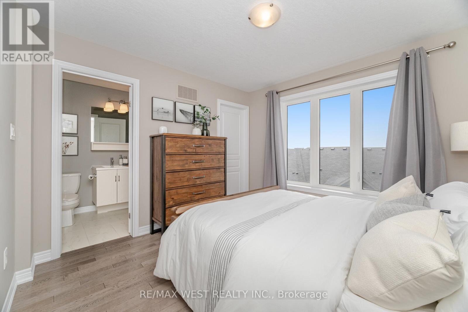 Photo 34 of 386 Belcourt Common, Oakville ON