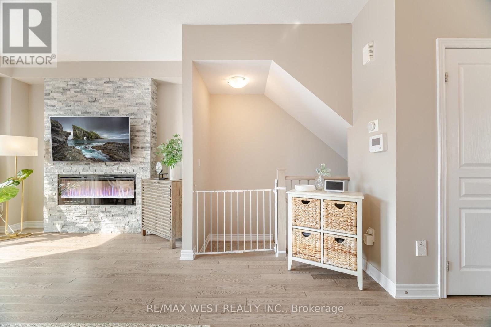 Photo 40 of 386 Belcourt Common, Oakville ON