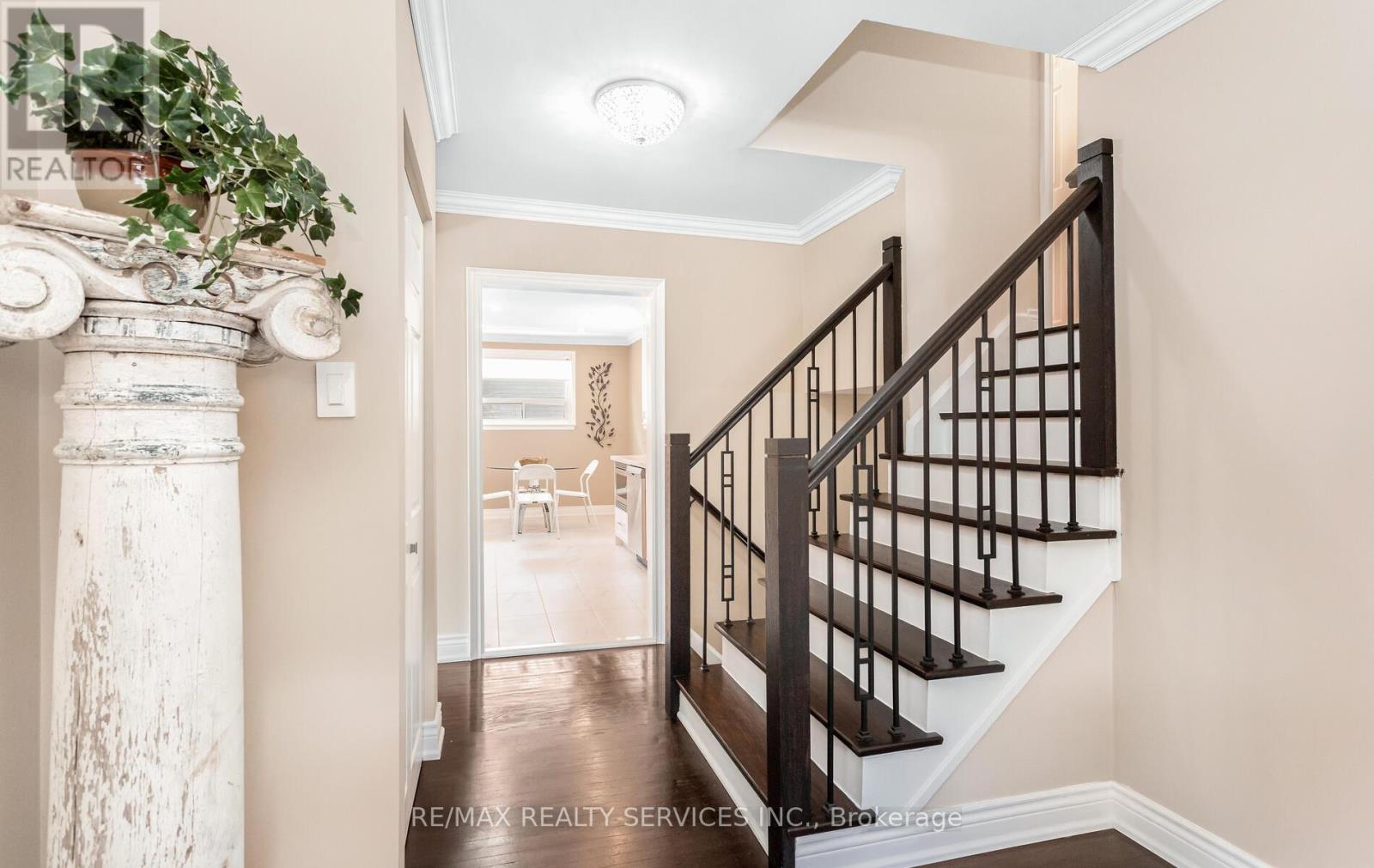 Photo 15 of 17 Croydon Court, Brampton ON