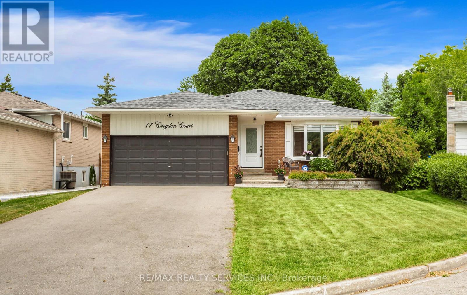 Photo 2 of 17 Croydon Court, Brampton ON