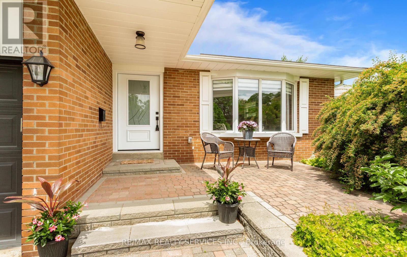 Photo 3 of 17 Croydon Court, Brampton ON
