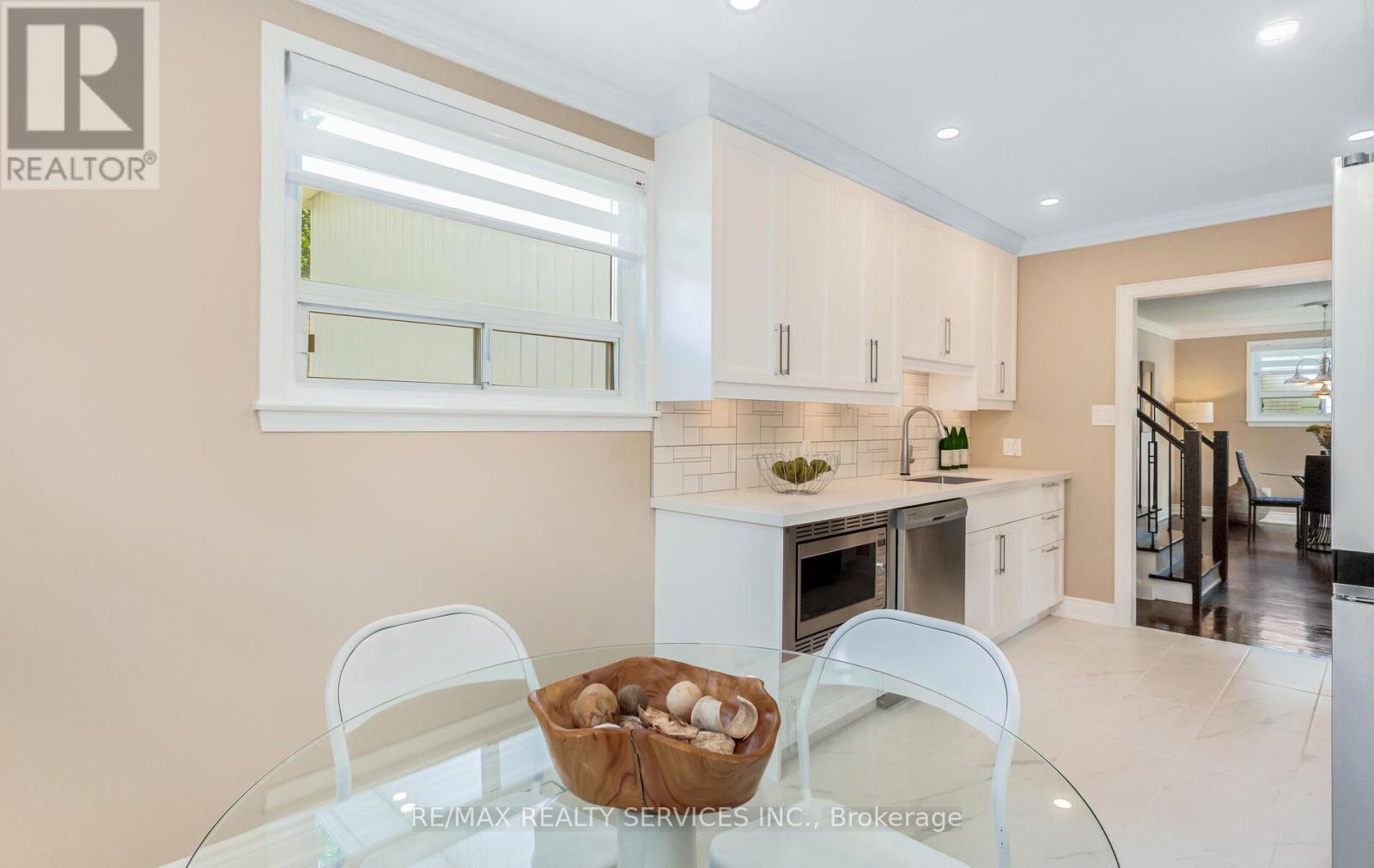Photo 5 of 17 Croydon Court, Brampton ON