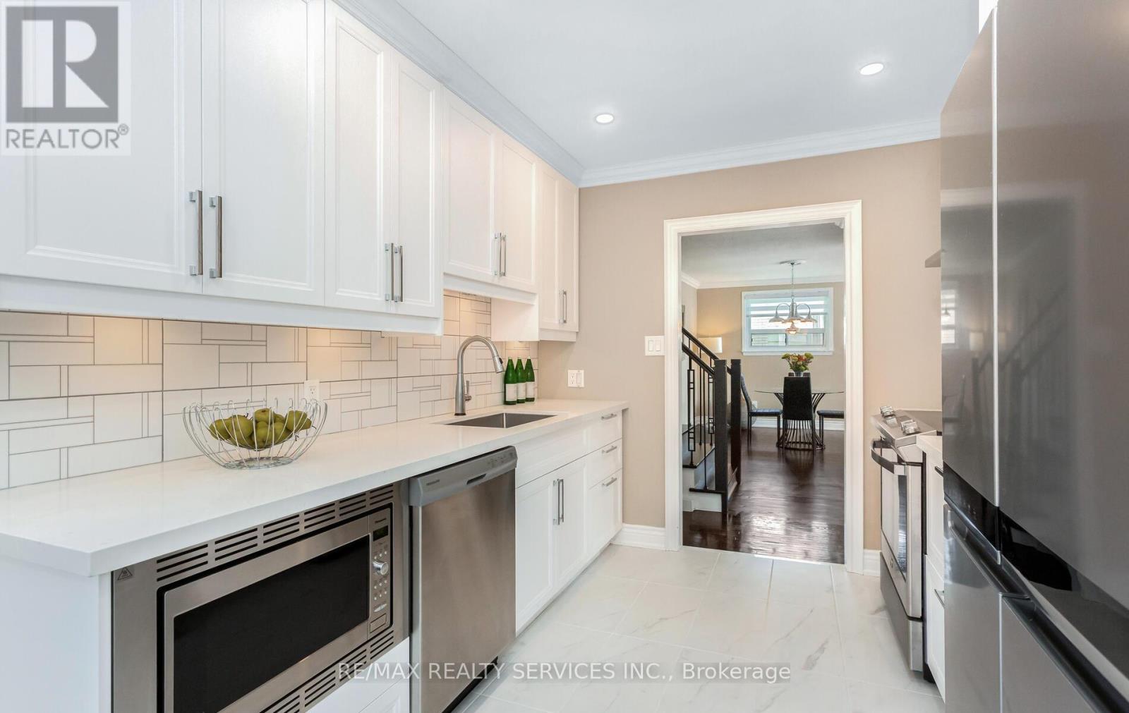 Photo 7 of 17 Croydon Court, Brampton ON