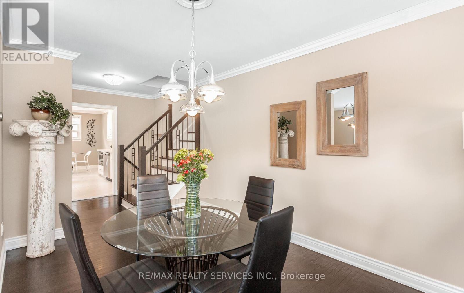 Photo 8 of 17 Croydon Court, Brampton ON