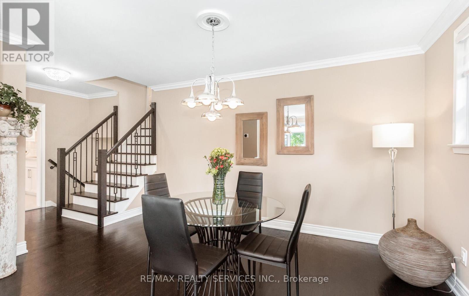 Photo 9 of 17 Croydon Court, Brampton ON