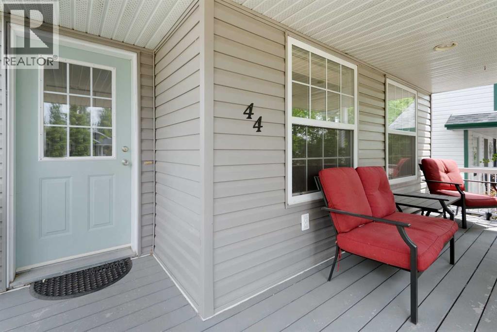 Photo 2 of 44 Country Ridge Close, Lacombe AB