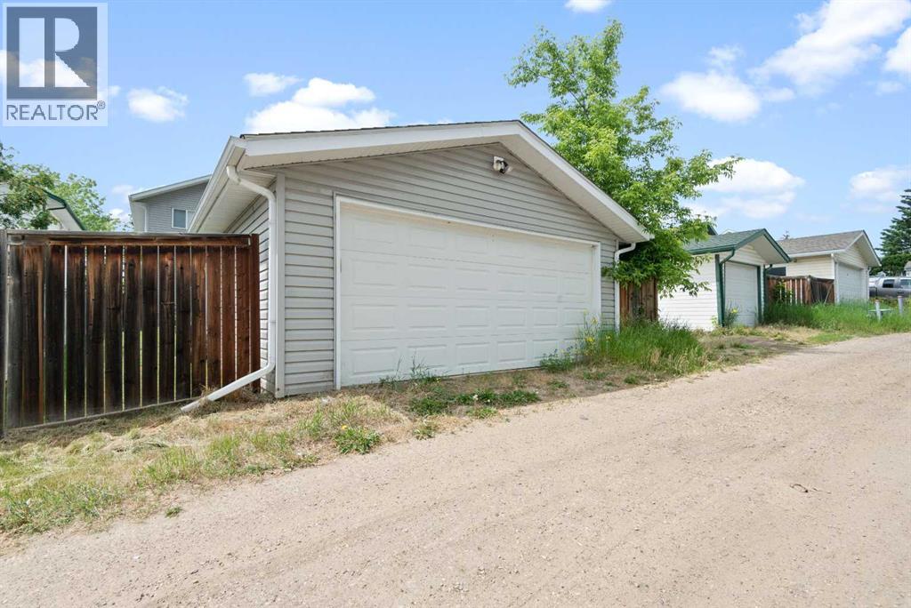 Photo 5 of 44 Country Ridge Close, Lacombe AB