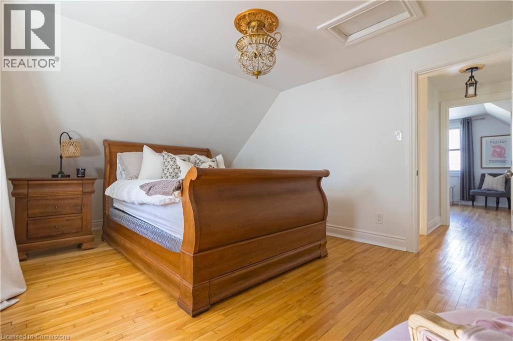 Photo 17 of 116 1st Street N, Stoney Creek ON
