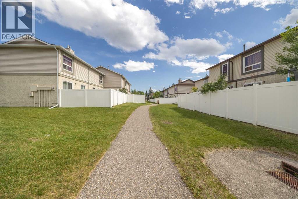 Photo 5 of 105 Deer Ridge Lane Se, Calgary AB