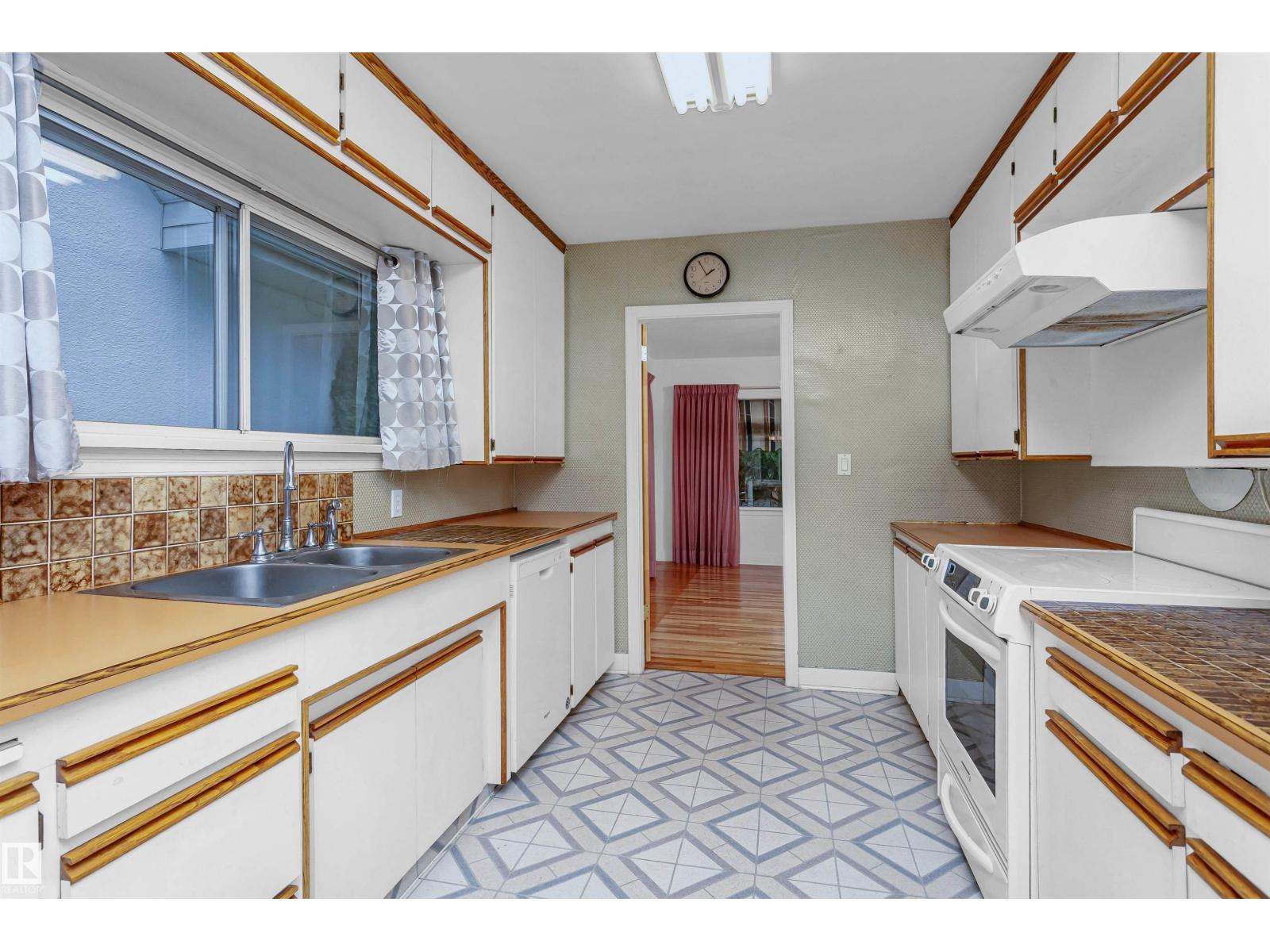 Photo 16 of 10525 134 St Nw, Edmonton AB