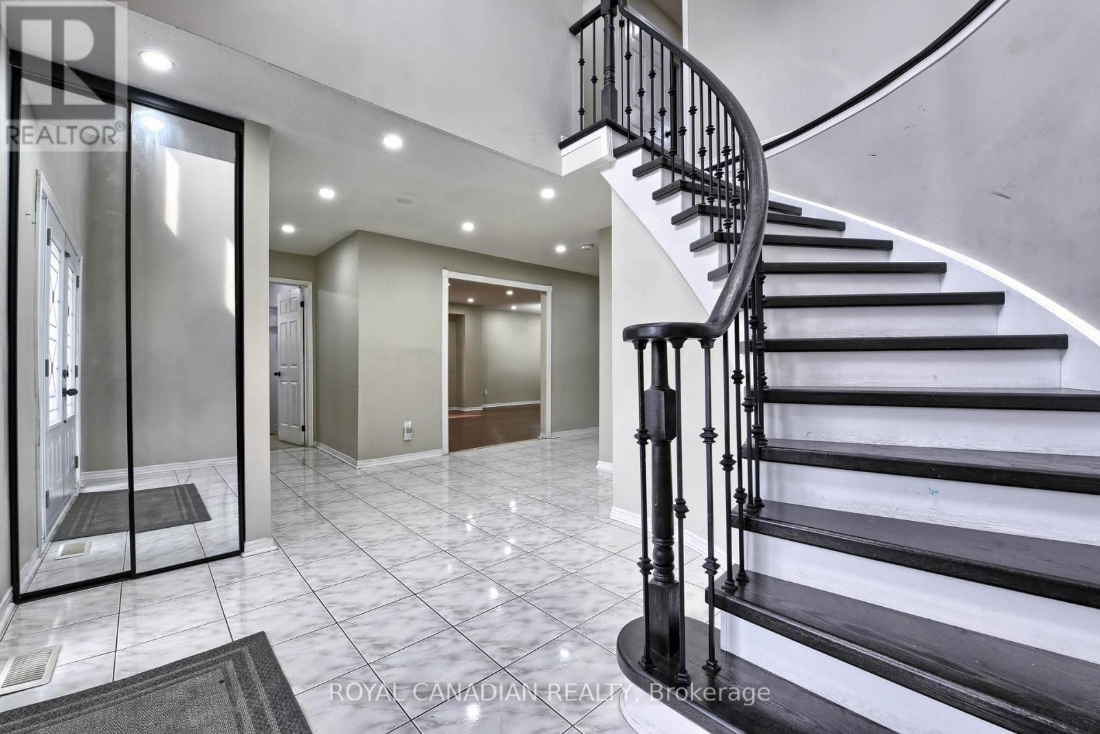 Photo 10 of 5570 Shorecrest Crescent, Mississauga ON