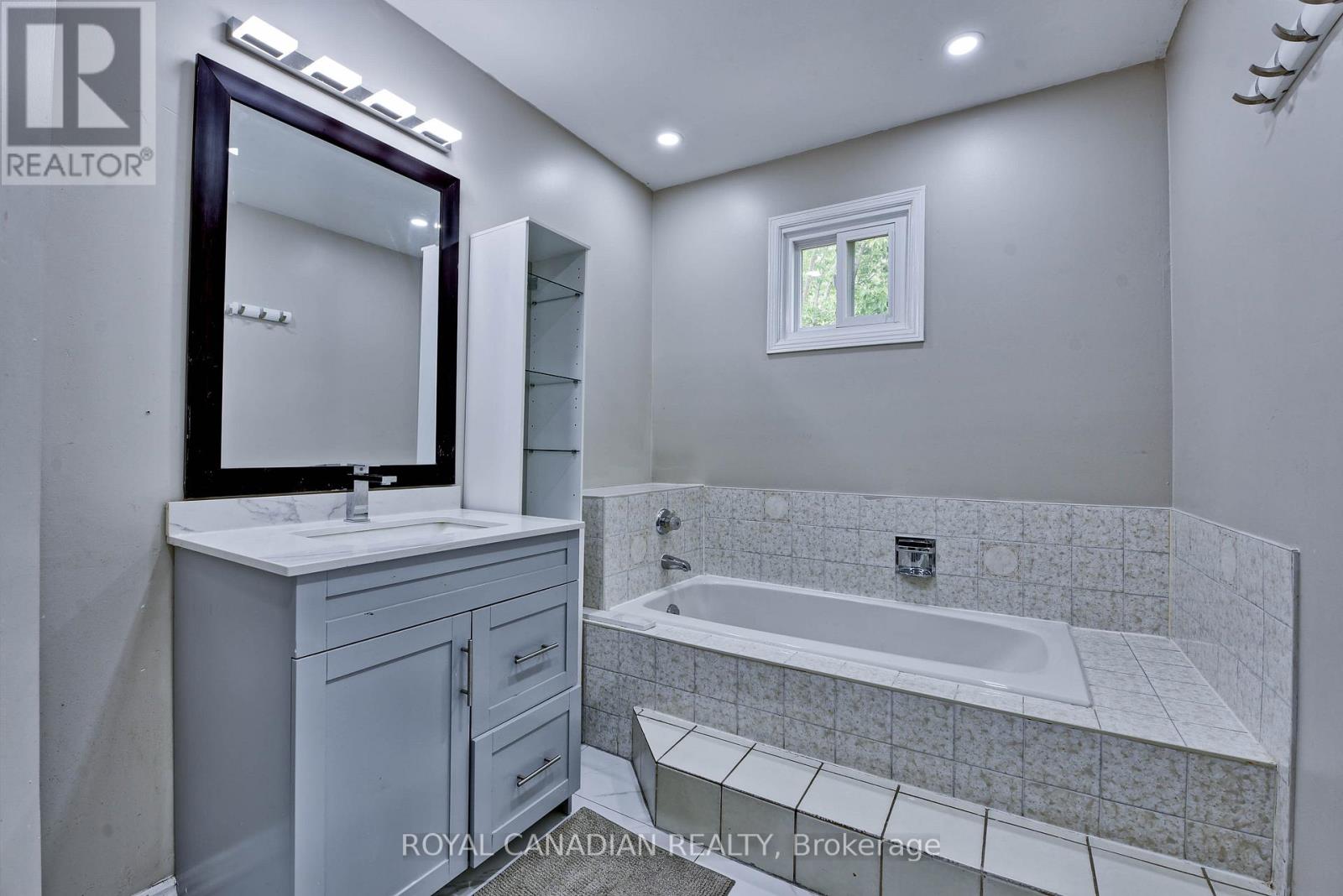 Photo 32 of 5570 Shorecrest Crescent, Mississauga ON
