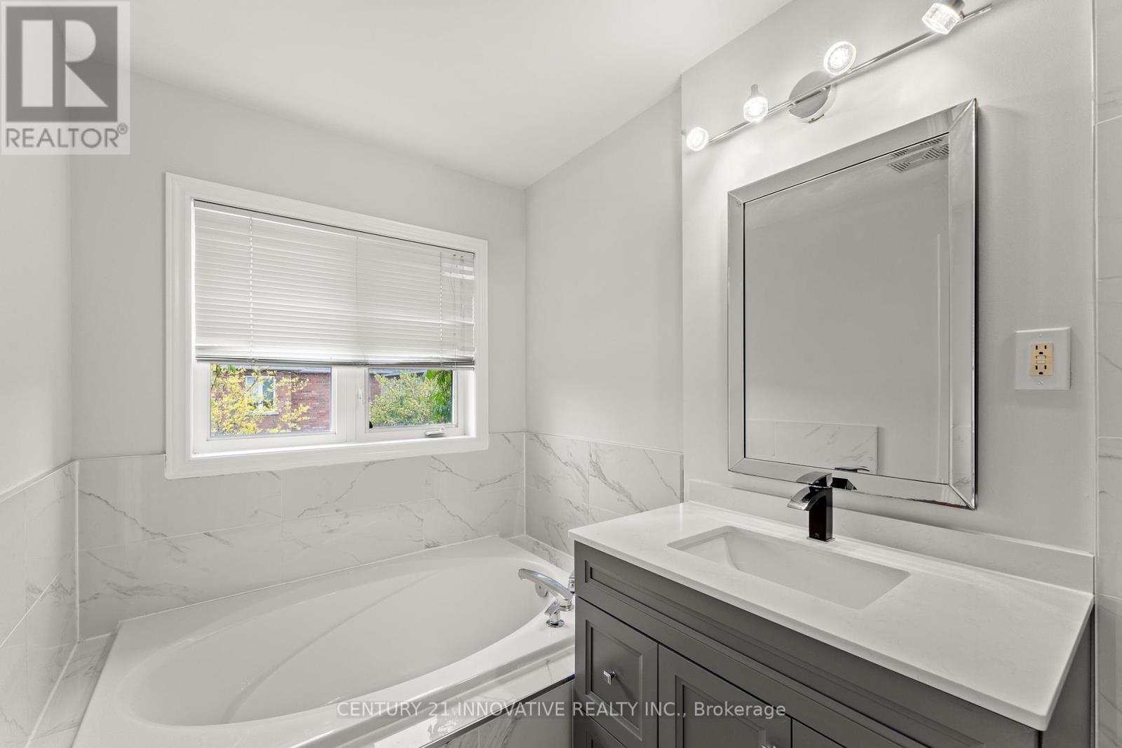 Photo 25 of 2442 Felhaber Crescent, Oakville ON