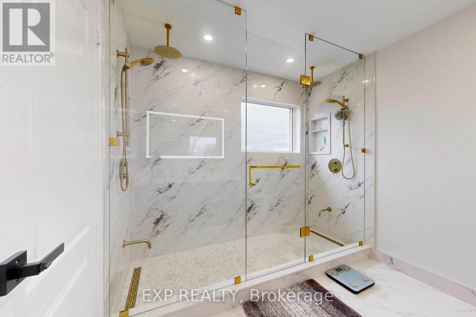 Photo 13 of 100 Dells Crescent, Brampton ON
