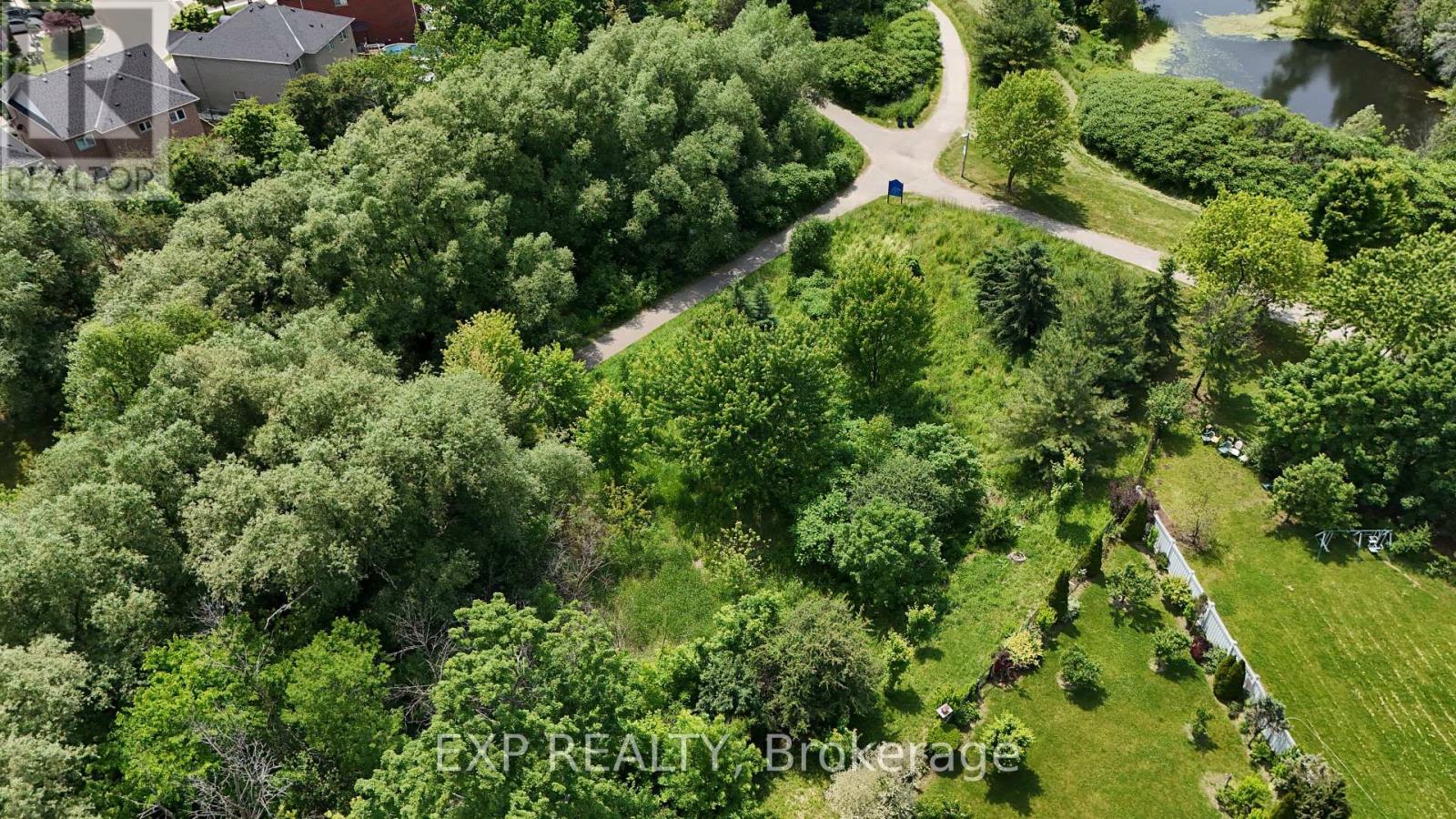 Photo 3 of 100 Dells Crescent, Brampton ON