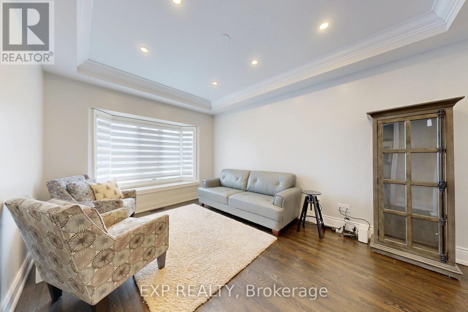 Photo 5 of 100 Dells Crescent, Brampton ON