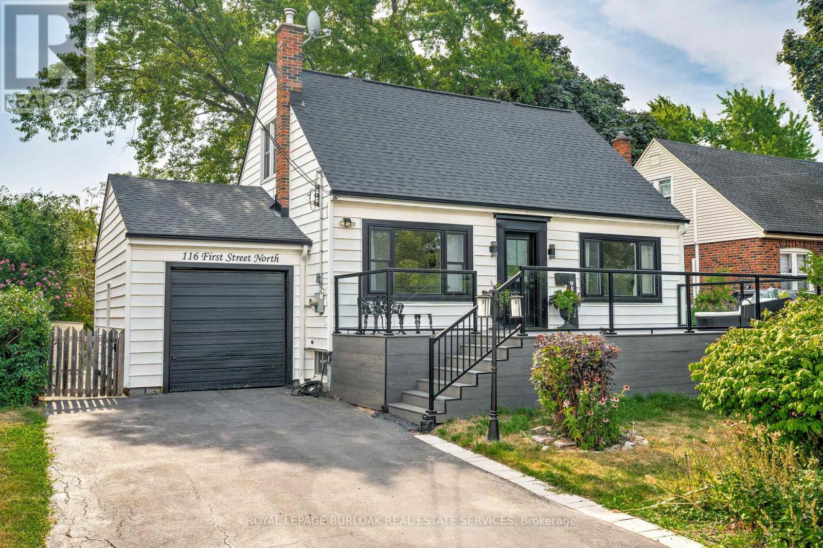 Photo 3 of 116 1st Street N, Hamilton ON