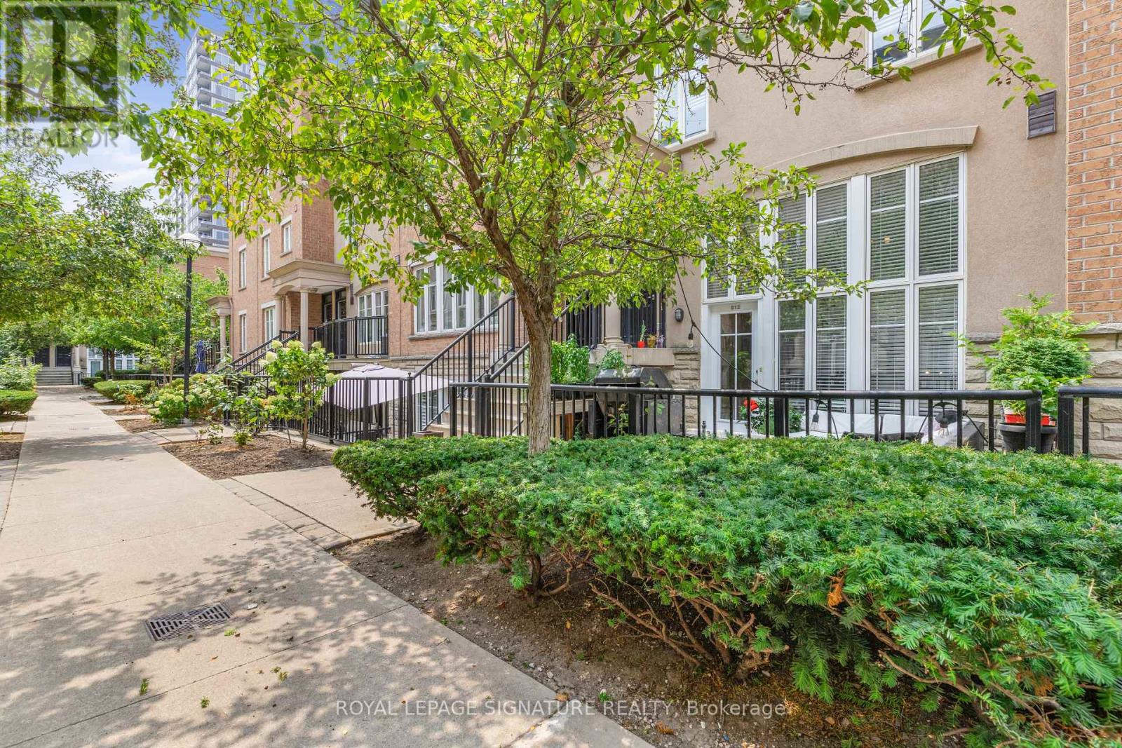 Photo 4 of 812 46 Western Battery Road, Toronto ON