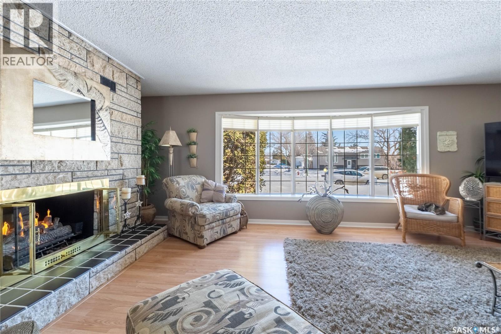 Photo 10 of 1341 King Crescent, Moose Jaw SK