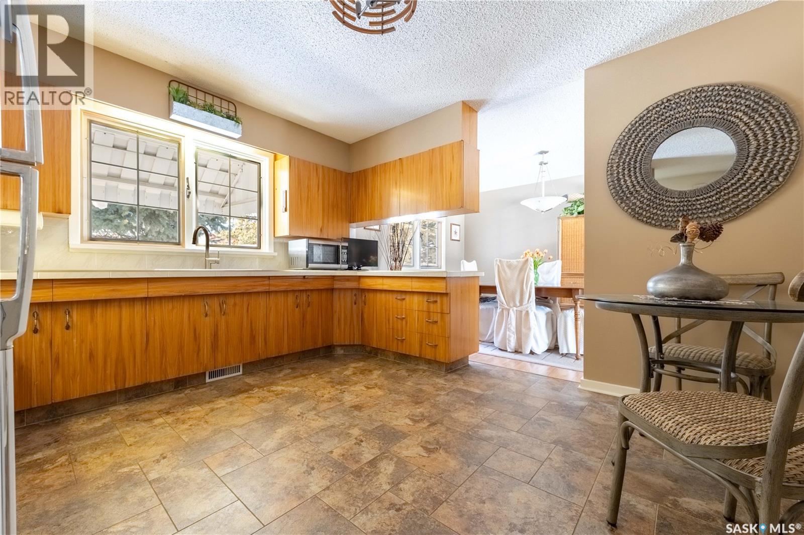 Photo 18 of 1341 King Crescent, Moose Jaw SK