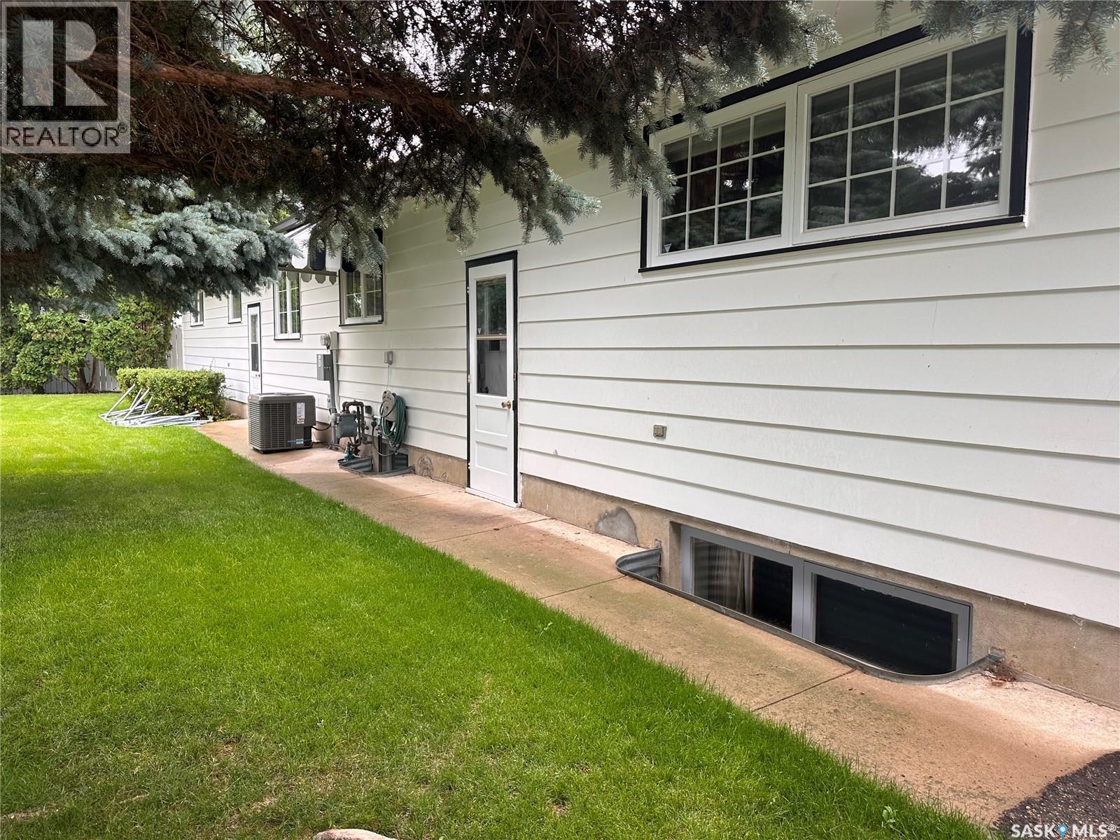 Photo 42 of 1341 King Crescent, Moose Jaw SK