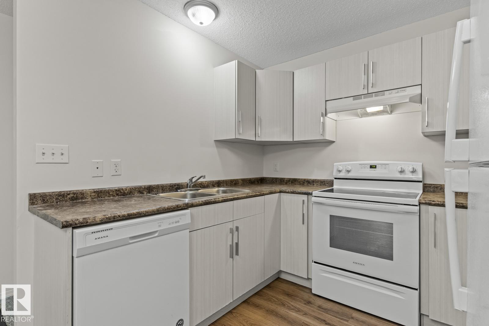 Photo 3 of 11406 85 St Nw, Edmonton AB
