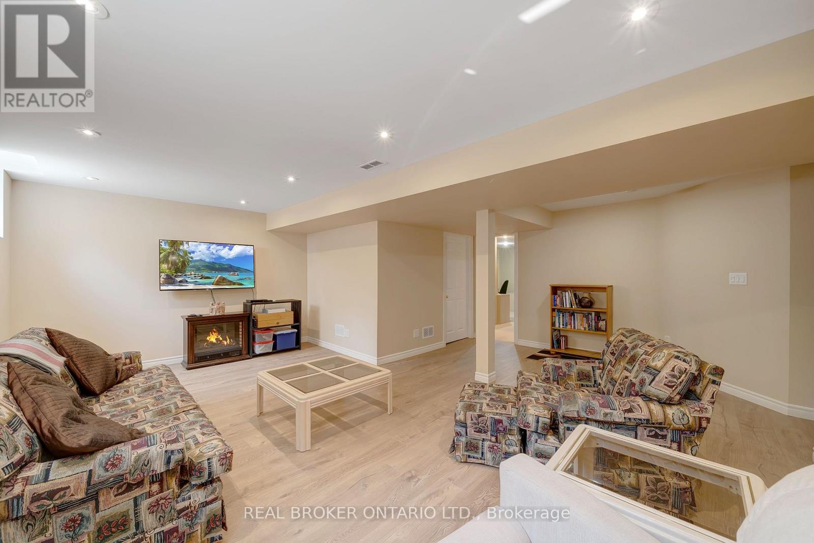 Photo 33 of 5689 Roseville Court, Burlington ON