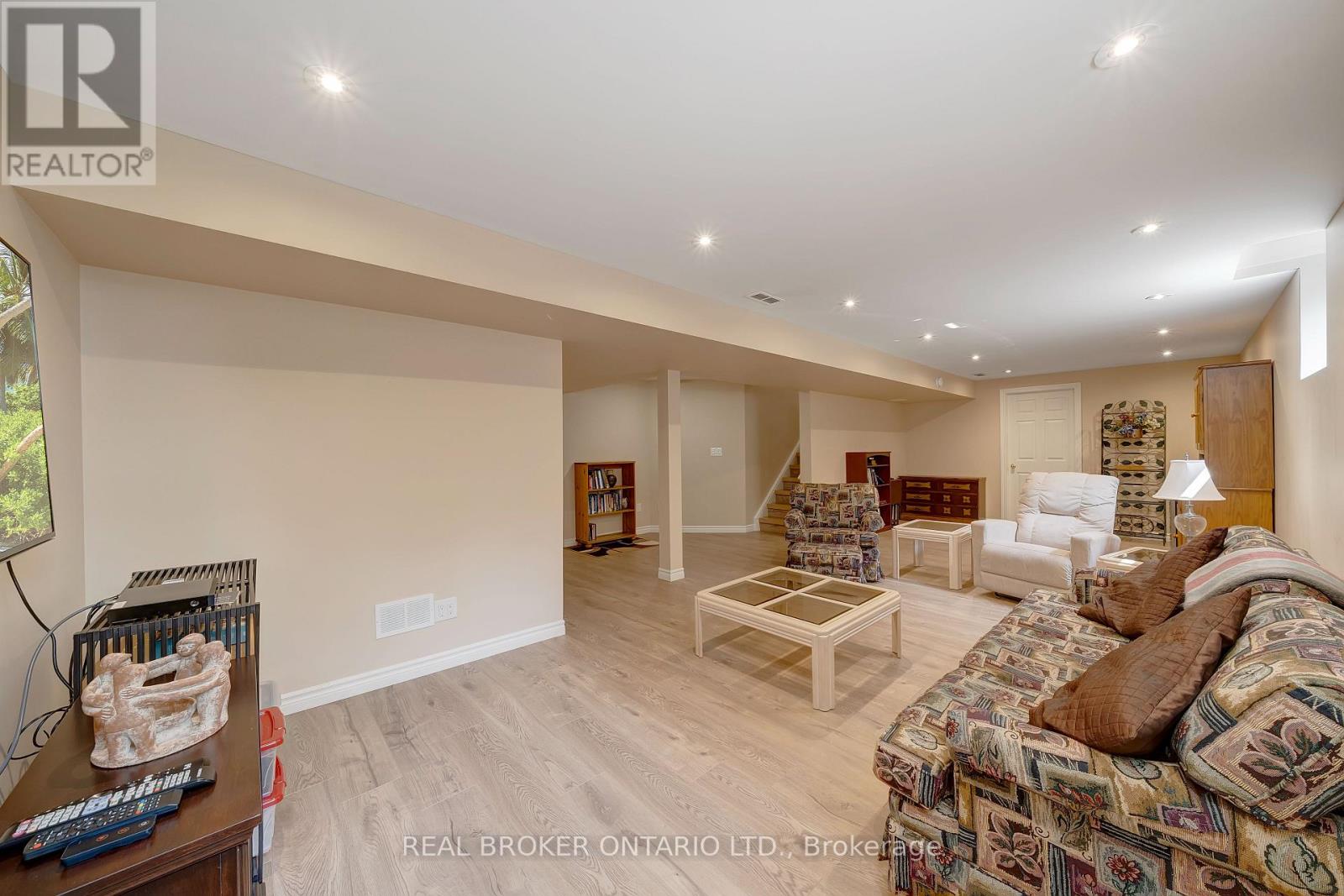 Photo 11 of 5689 Roseville Court, Burlington ON