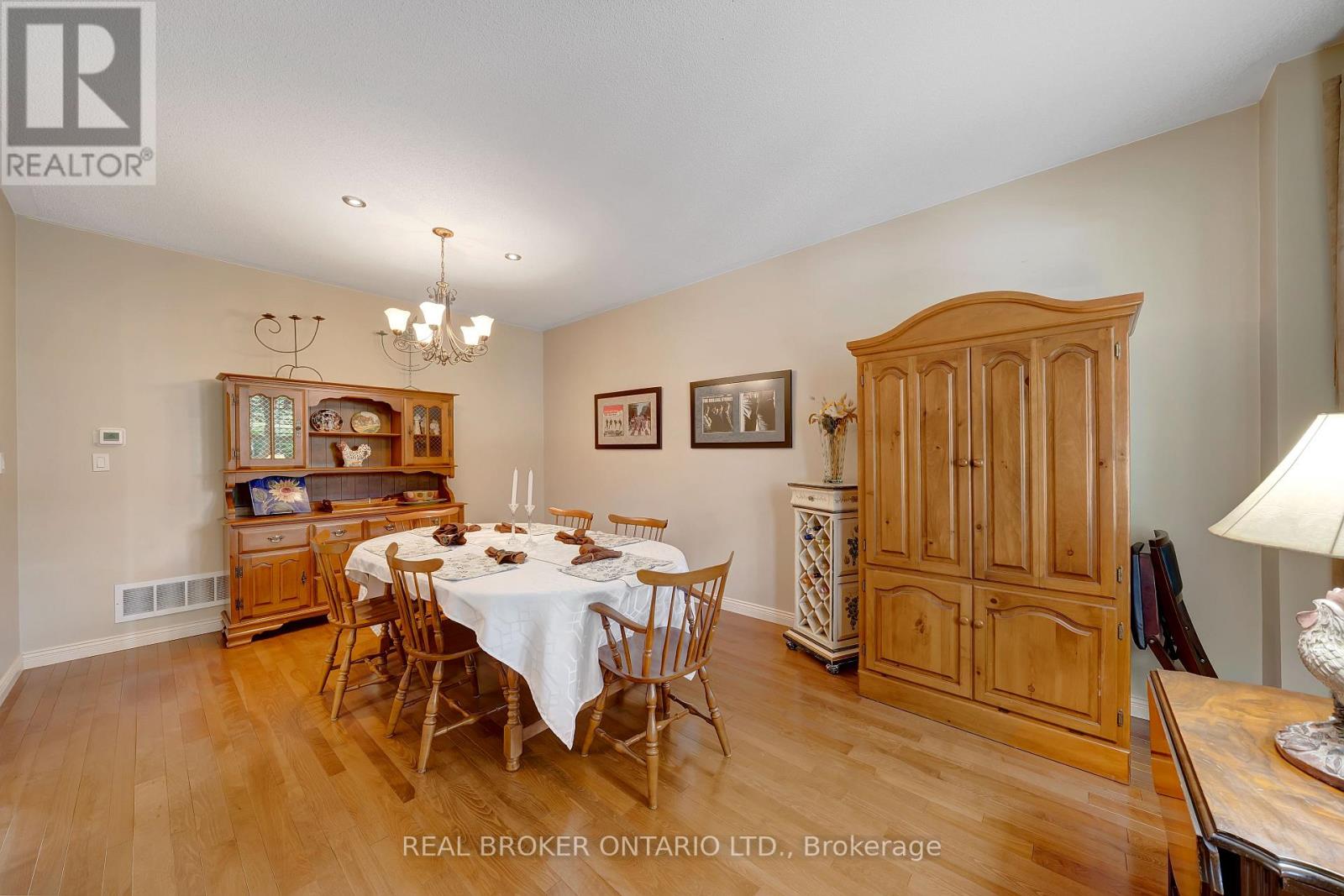 Photo 31 of 5689 Roseville Court, Burlington ON