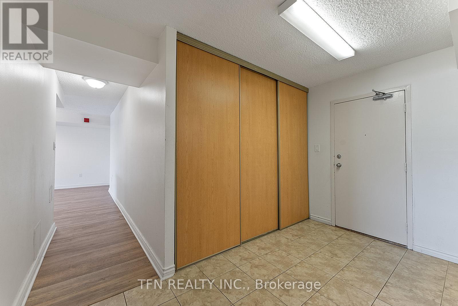 Photo 10 of 207 10330 Yonge Street W, Richmond Hill ON