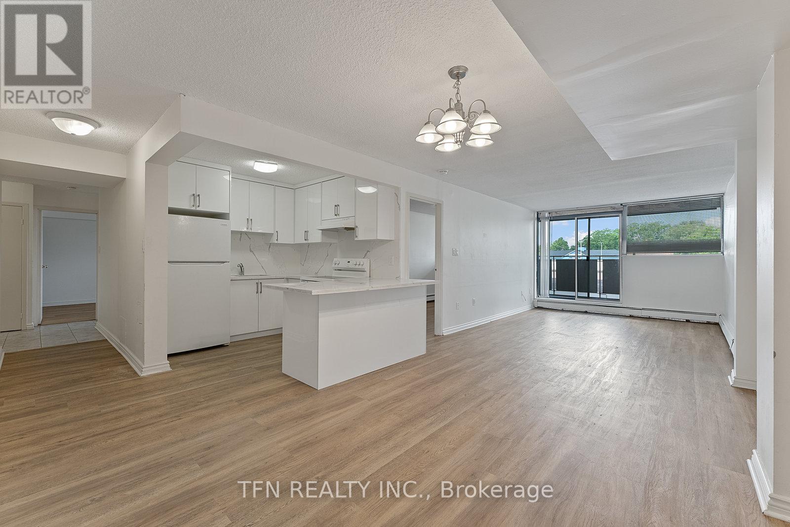 Photo 11 of 207 10330 Yonge Street W, Richmond Hill ON