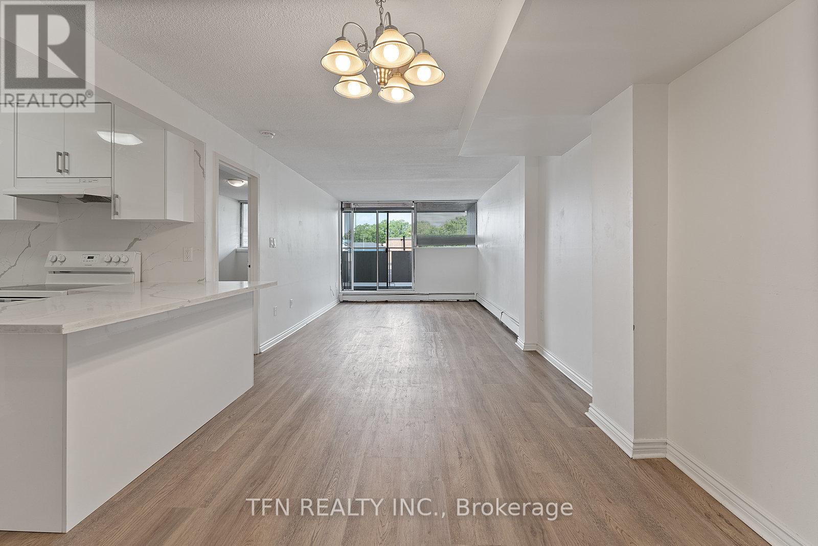 Photo 12 of 207 10330 Yonge Street W, Richmond Hill ON