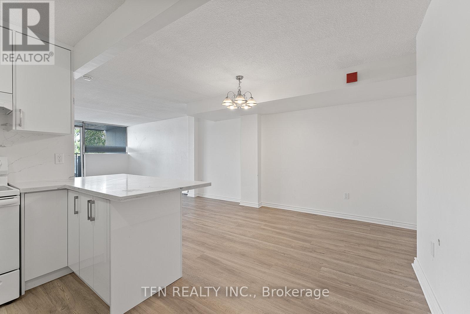 Photo 13 of 207 10330 Yonge Street W, Richmond Hill ON