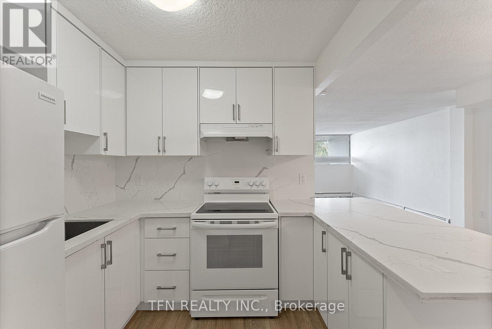 Photo 14 of 207 10330 Yonge Street W, Richmond Hill ON