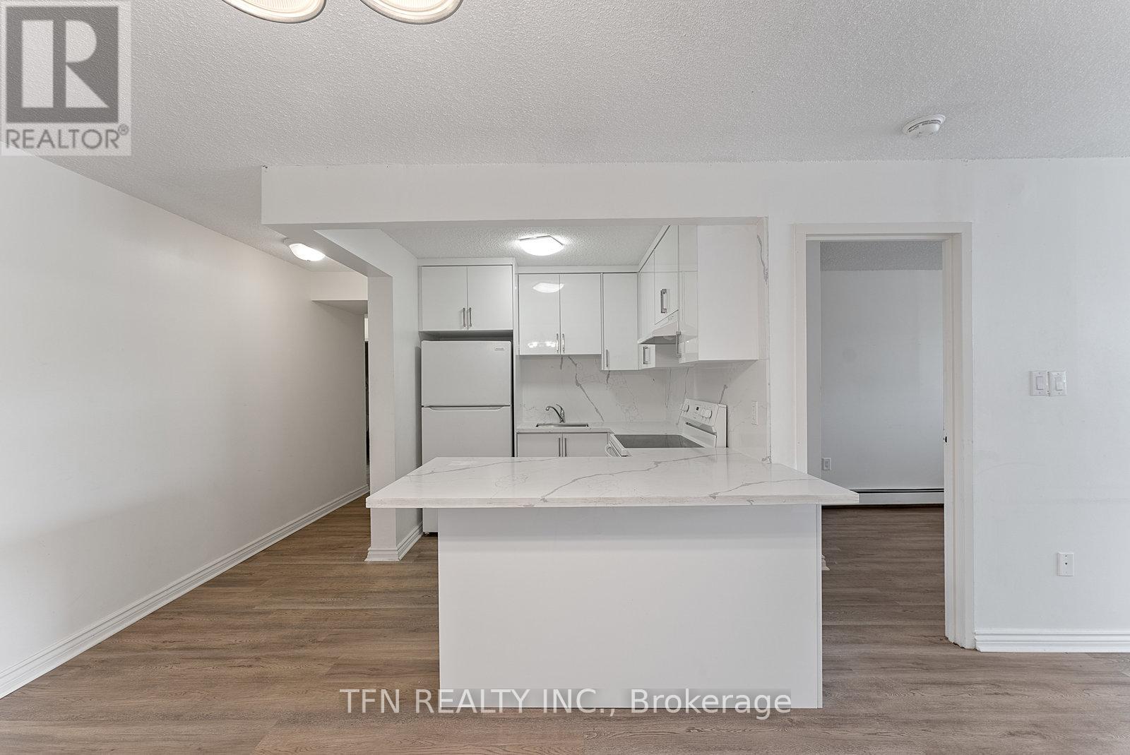 Photo 15 of 207 10330 Yonge Street W, Richmond Hill ON