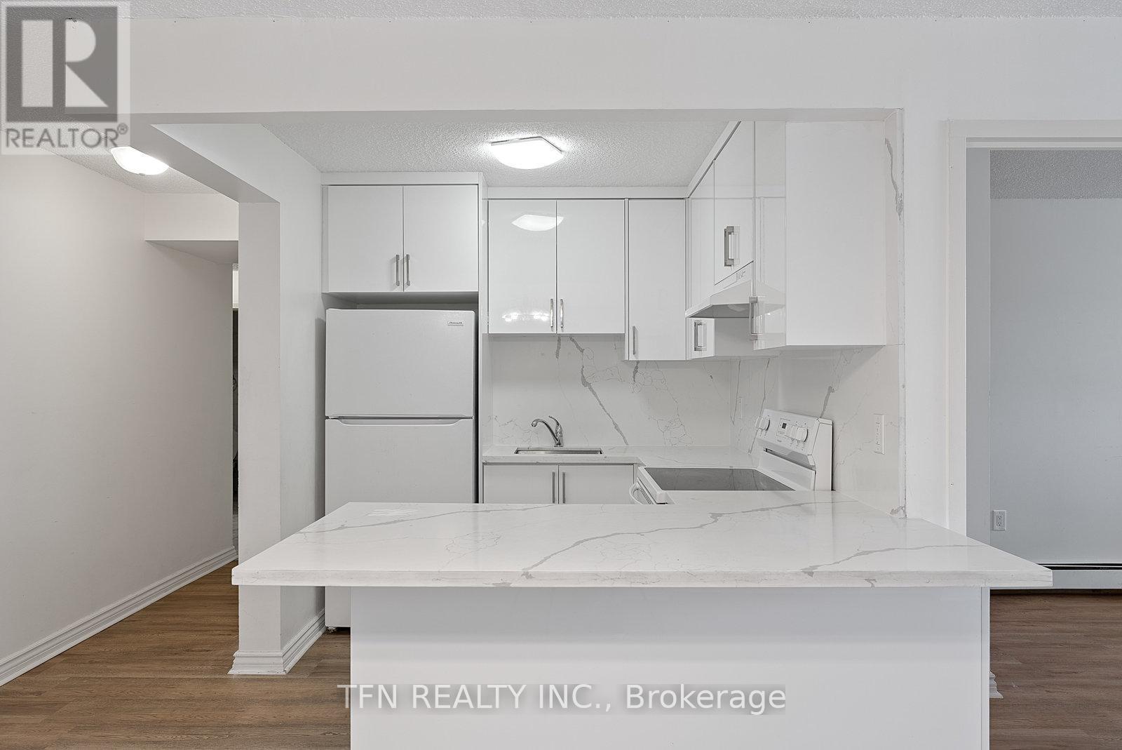 Photo 16 of 207 10330 Yonge Street W, Richmond Hill ON