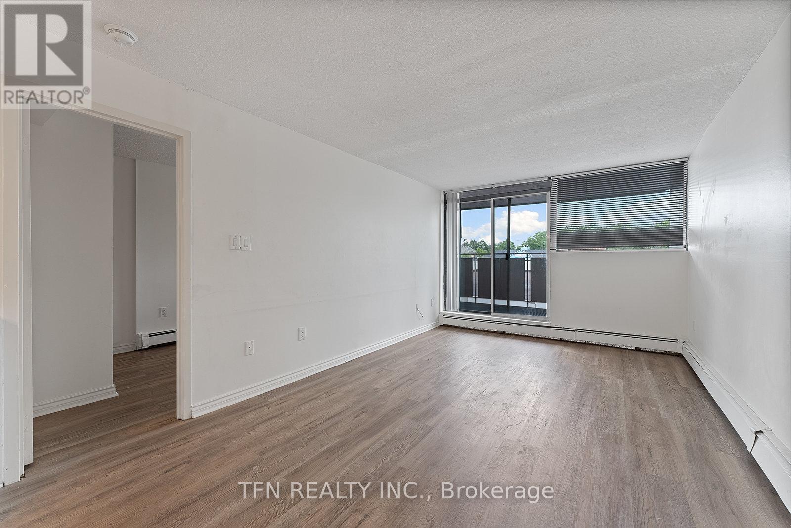 Photo 18 of 207 10330 Yonge Street W, Richmond Hill ON
