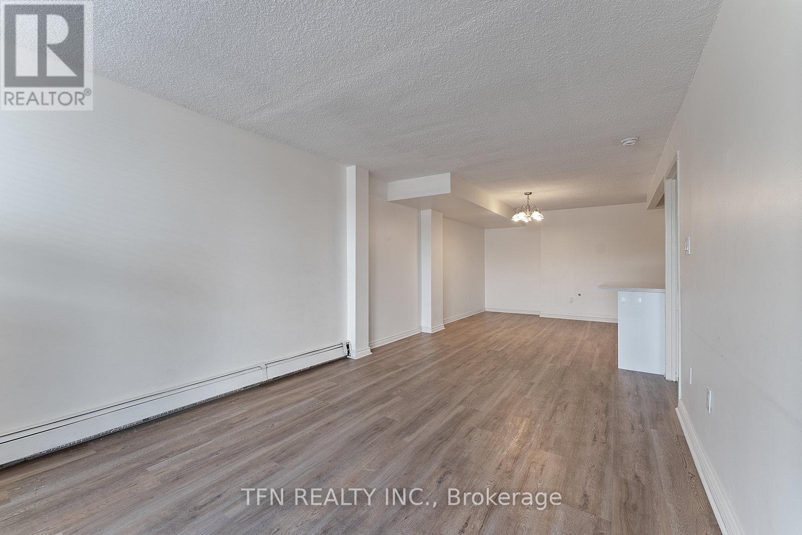 Photo 19 of 207 10330 Yonge Street W, Richmond Hill ON