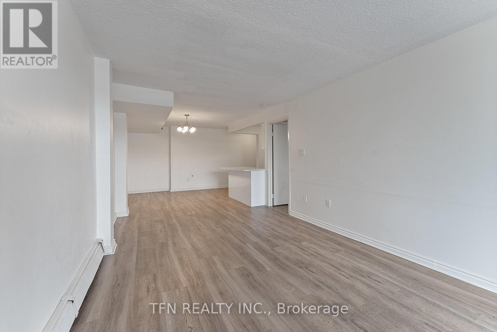 Photo 20 of 207 10330 Yonge Street W, Richmond Hill ON